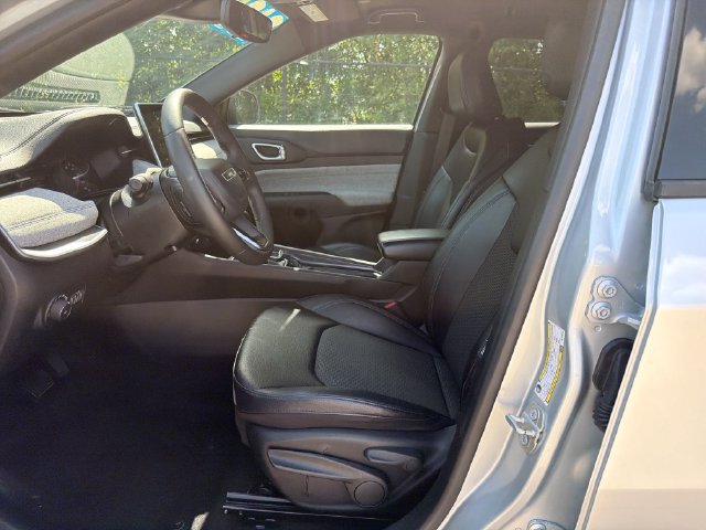 Used 2024 Jeep Compass Latitude AWD/4WD image 11