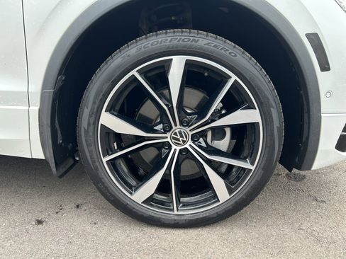 Used 2022 Volkswagen Tiguan SEL R-Line image 9