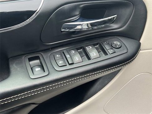 Used 2017 Dodge Grand Caravan SE image 17