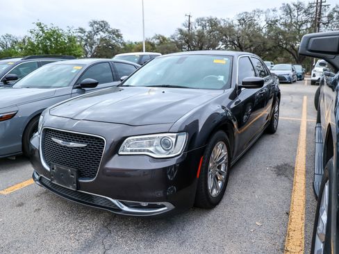 Used 2021 Chrysler 300 Touring w/ Driver Convenience Group image 1