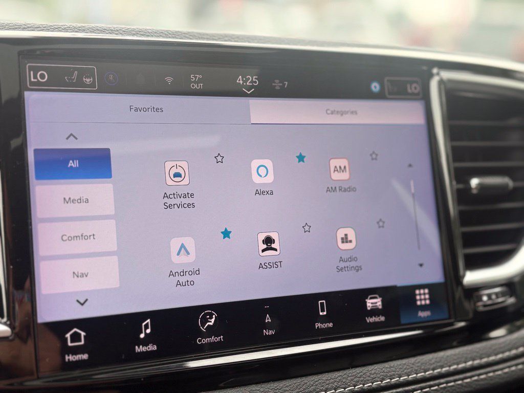 Used 2025 Chrysler Pacifica Limited FWD image 60