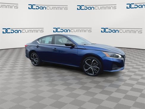 Used 2023 Nissan Altima 2.5 SR image 2