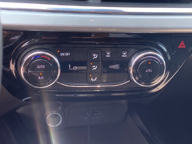 Used 2025 Chevrolet Trax LT FWD image 12