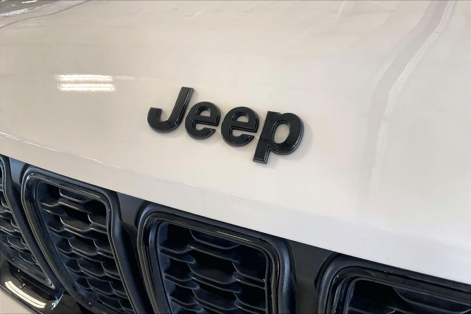 Used 2023 Jeep Grand Cherokee Limited w/ Black Appearance Package AWD/4WD image 30