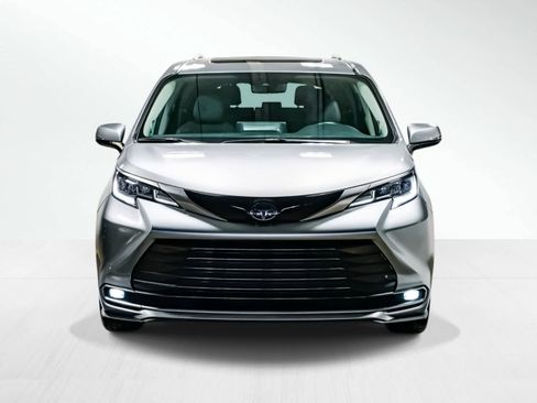 Used 2021 Toyota Sienna Limited image 7