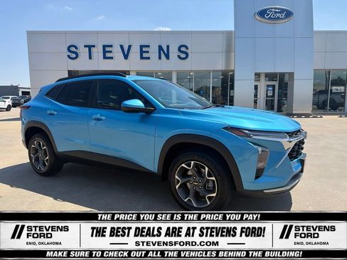 Used 2025 Chevrolet Trax LT FWD image 1