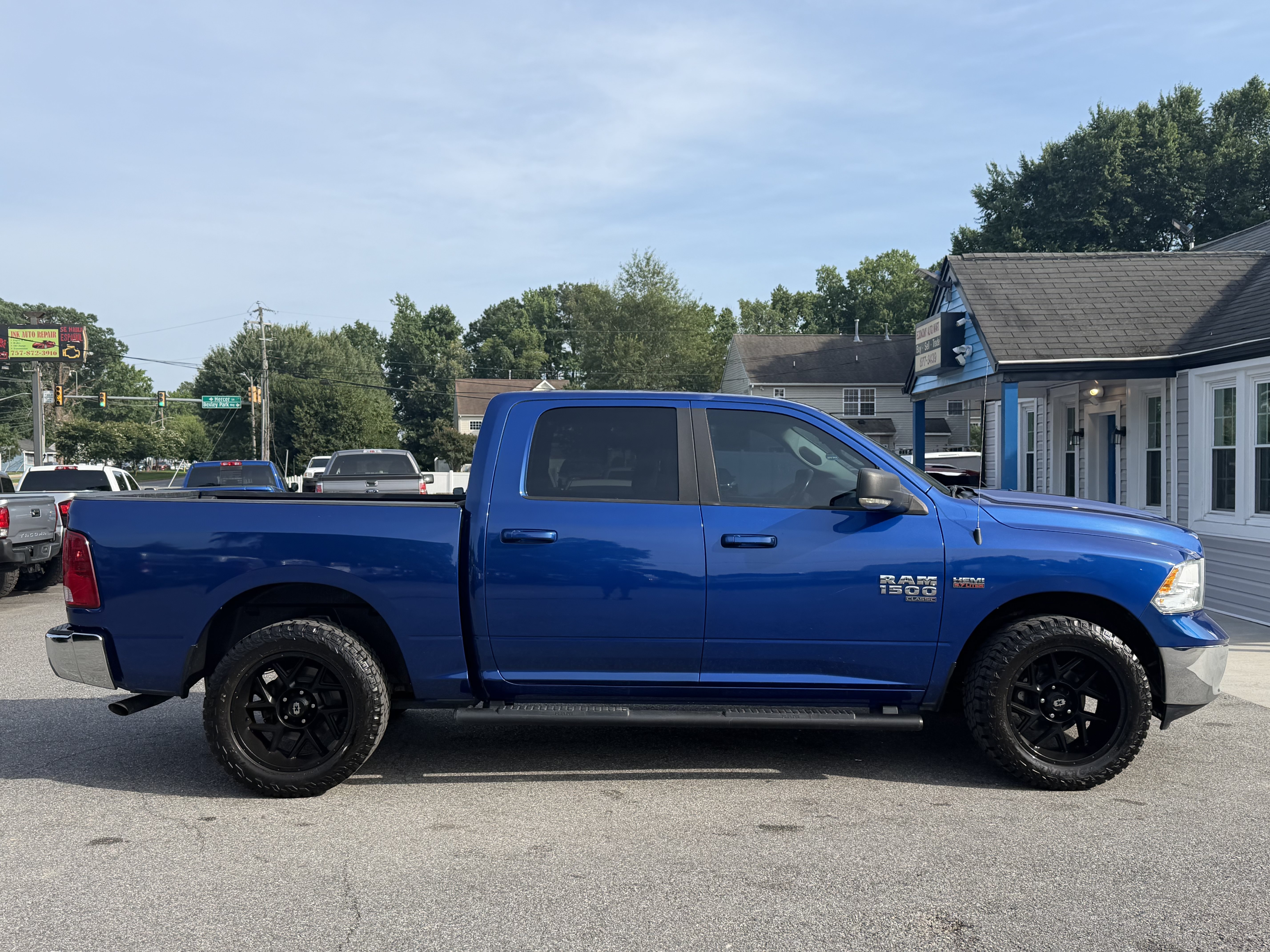 Used 2019 RAM 1500 Classic SLT w/ Luxury Group AWD/4WD image 4