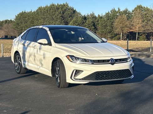 Used 2025 Volkswagen Jetta SEL image 2