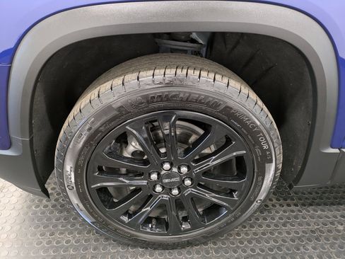 Used 2023 GMC Acadia SLE w/ Driver Convenience Package image 7