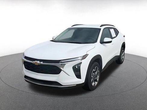 Used 2025 Chevrolet Trax LT FWD image 6