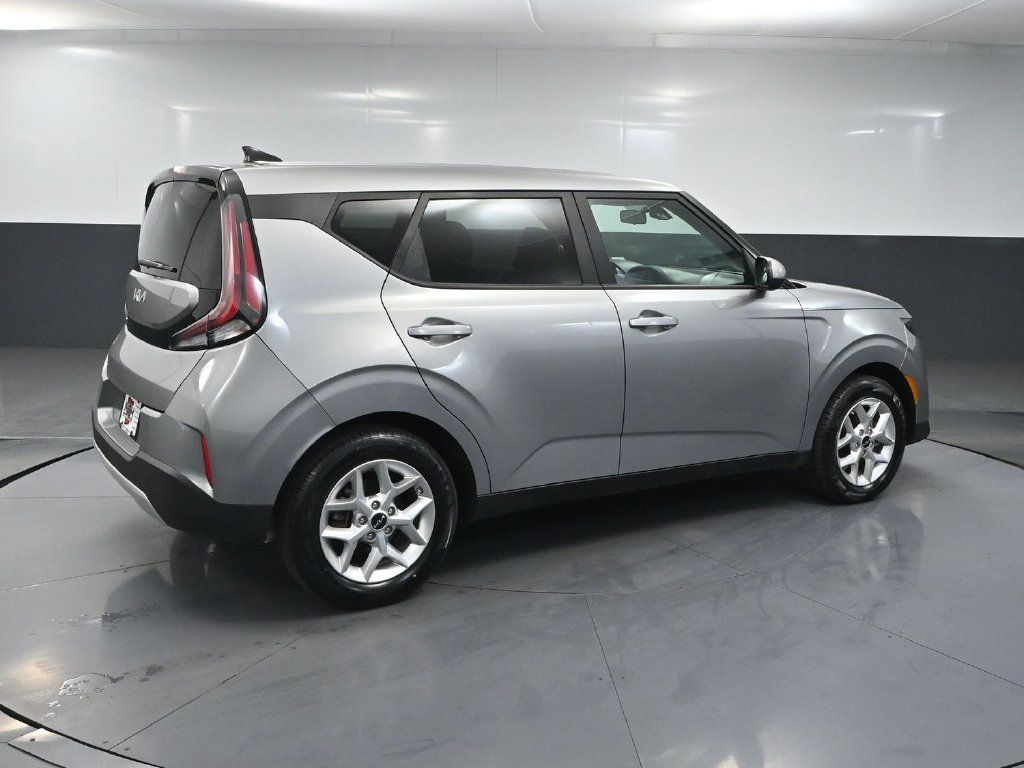 Used 2023 Kia Soul LX w/ LX Technology Package FWD image 4