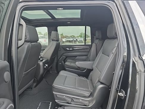Used 2023 GMC Yukon XL Denali AWD/4WD image 18
