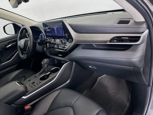 Certified 2024 Toyota Highlander XLE FWD image 30