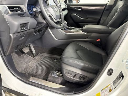 Used 2025 Toyota Highlander Platinum image 11