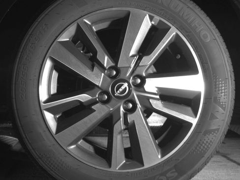Used 2025 Nissan Versa SV FWD image 17