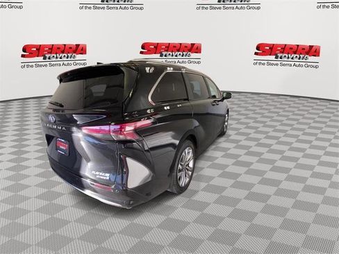 Certified 2024 Toyota Sienna Platinum image 9