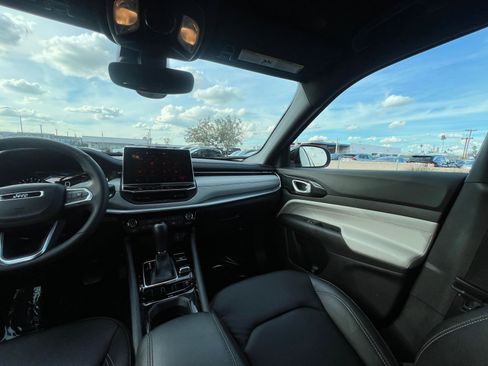 Used 2025 Jeep Compass Limited image 35