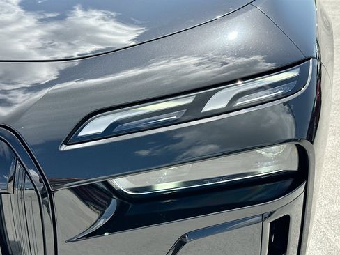 Certified 2024 BMW i7 xDrive60 w/ Premium Package AWD/4WD image 31