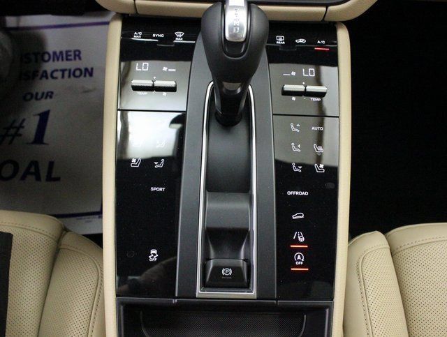 Used 2024 Porsche Macan AWD/4WD image 36
