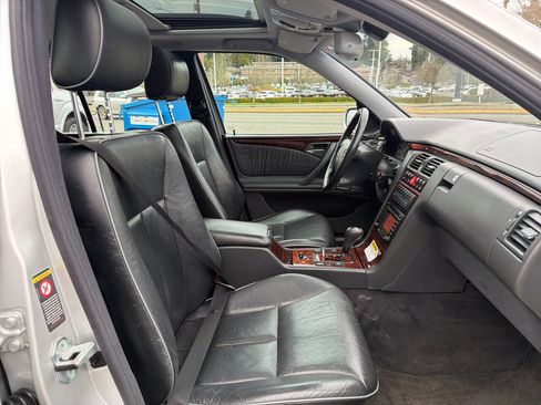 Used 2000 Mercedes-Benz E 320 4MATIC Wagon image 17