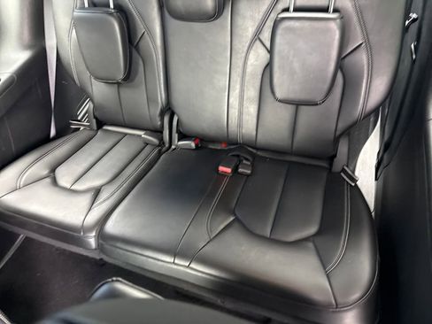 Used 2025 Chrysler Pacifica Select image 29