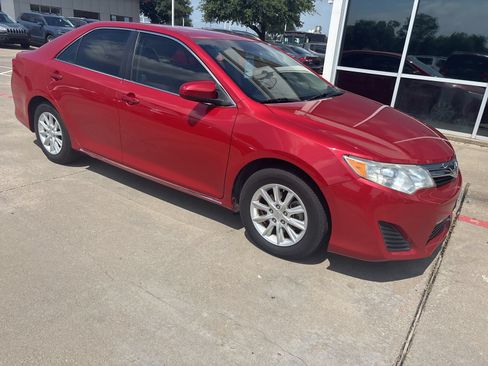 Used 2012 Toyota Camry LE FWD image 3