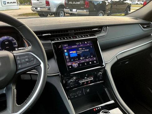 New 2025 Jeep Grand Cherokee Laredo image 7