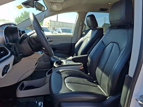 Used 2024 Chrysler Pacifica Limited FWD image 14