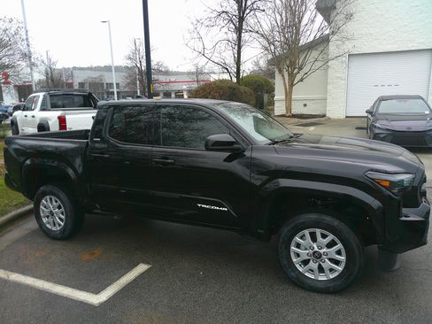 Used 2025 Toyota Tacoma SR5 image 14