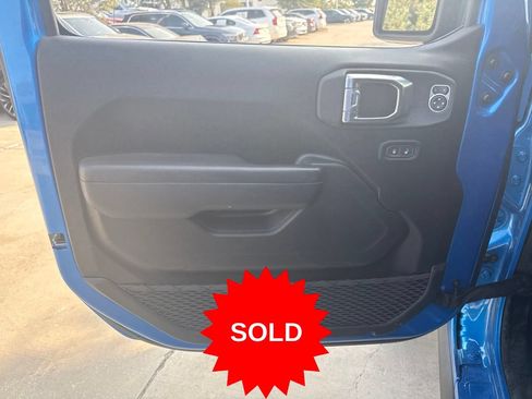 Used 2025 Jeep Wrangler Unlimited Rubicon w/ Convenience Group AWD/4WD image 17