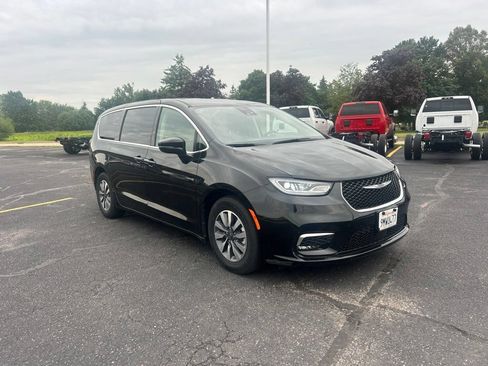 Used 2024 Chrysler Pacifica Limited FWD image 1