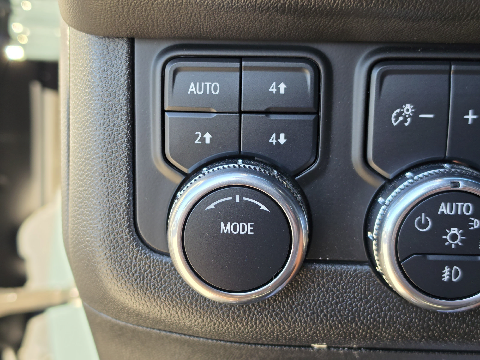 Used 2025 GMC Yukon AT4 w/ AT4 Premium Package AWD/4WD image 30