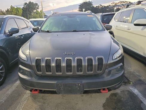 Used 2018 Jeep Cherokee Trailhawk image 2