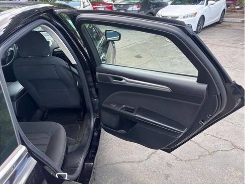 Used 2019 Ford Fusion SE FWD image 7