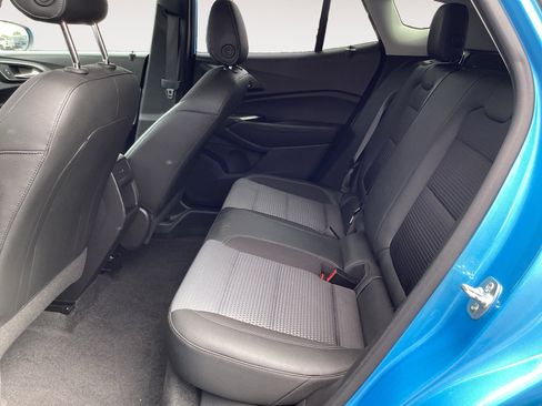 Used 2025 Chevrolet Trax LT FWD image 26