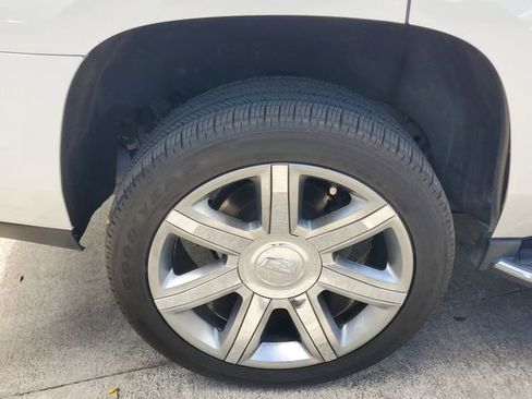 Used 2019 Cadillac Escalade Luxury RWD image 7