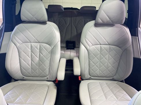 Used 2023 BMW X7 xDrive40i w/ Premium Package image 11