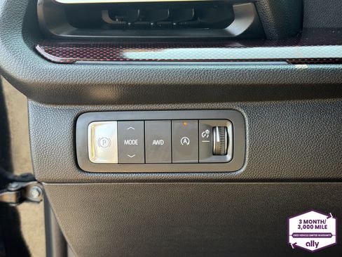 Used 2025 Chevrolet Traverse Z71 w/ Enhanced Driving Package AWD/4WD image 17