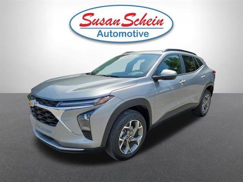 Used 2025 Chevrolet Trax LT FWD image 1