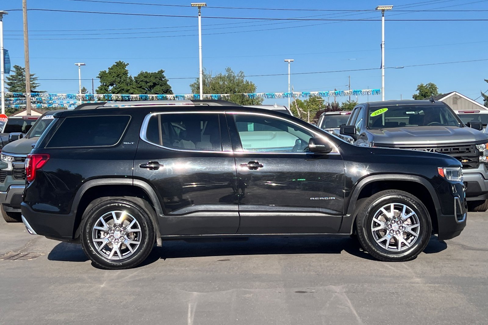 Used 2023 GMC Acadia SLT AWD/4WD image 3