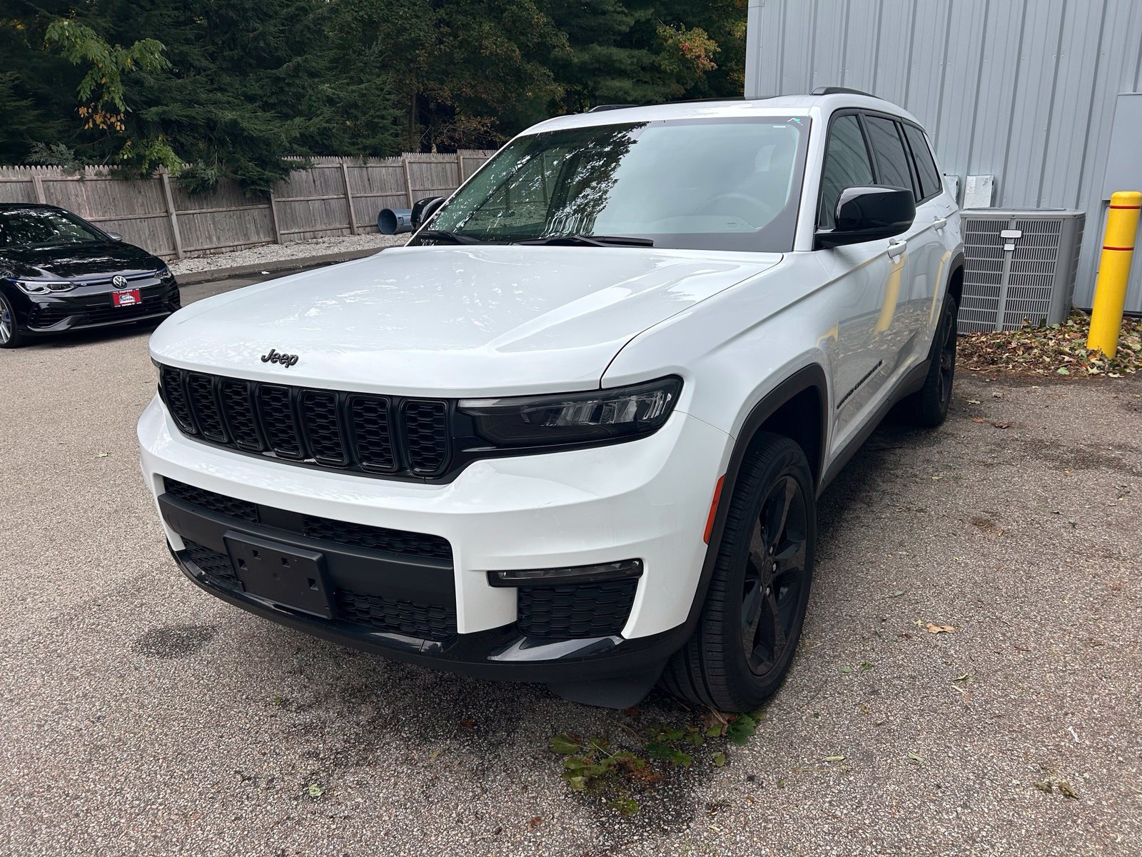 Used 2023 Jeep Grand Cherokee L Limited w/ Black Appearance Package AWD/4WD image 9