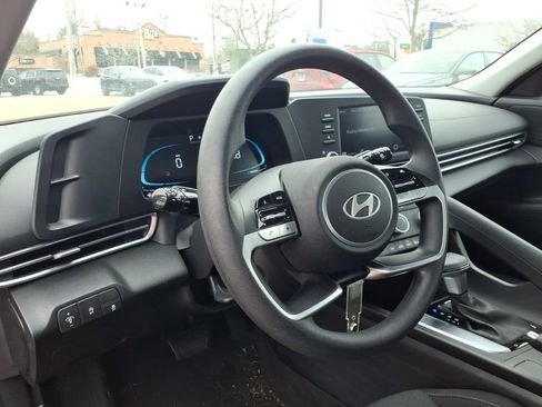 Used 2025 Hyundai Elantra SE image 24