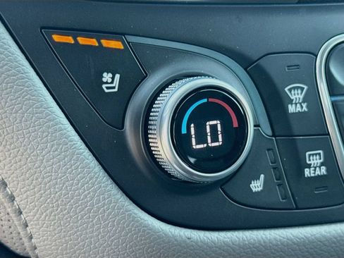 Used 2018 Chevrolet Equinox Premier FWD image 23