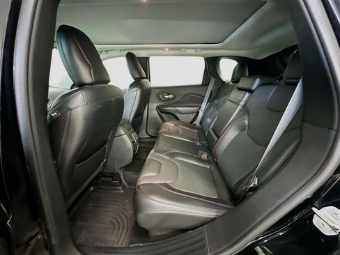 Used 2019 Jeep Cherokee Trailhawk image 29