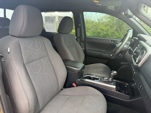 Used 2016 Toyota Tacoma TRD Sport w/ Premium & Technology Package image 19