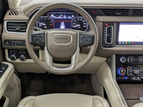 Used 2021 GMC Yukon Denali w/ Denali Premium Package image 4