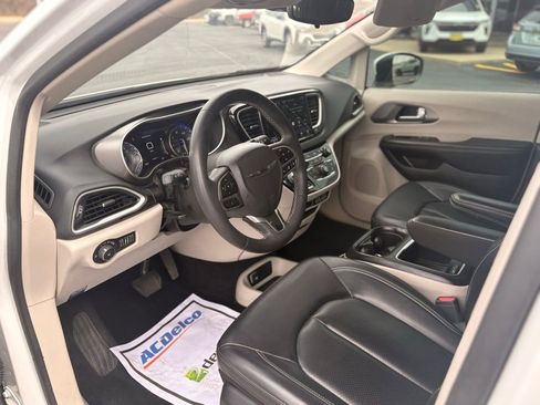 Used 2023 Chrysler Pacifica Touring-L FWD image 17