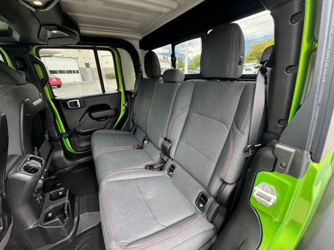 Used 2025 Jeep Gladiator Rubicon w/ Convenience Group AWD/4WD image 9
