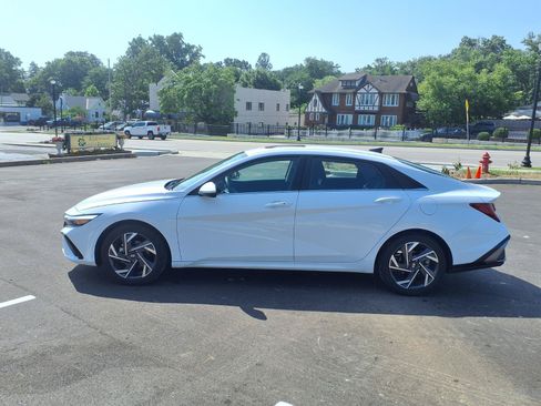 Used 2025 Hyundai Elantra SEL FWD image 29