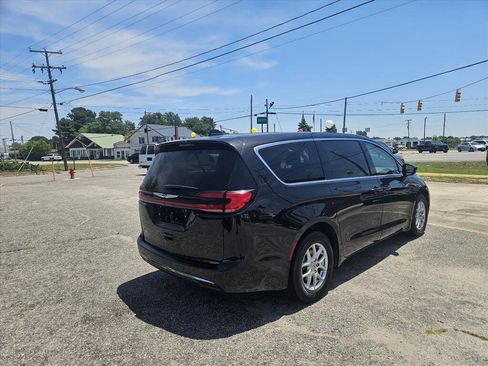 Used 2023 Chrysler Pacifica Touring-L FWD image 5